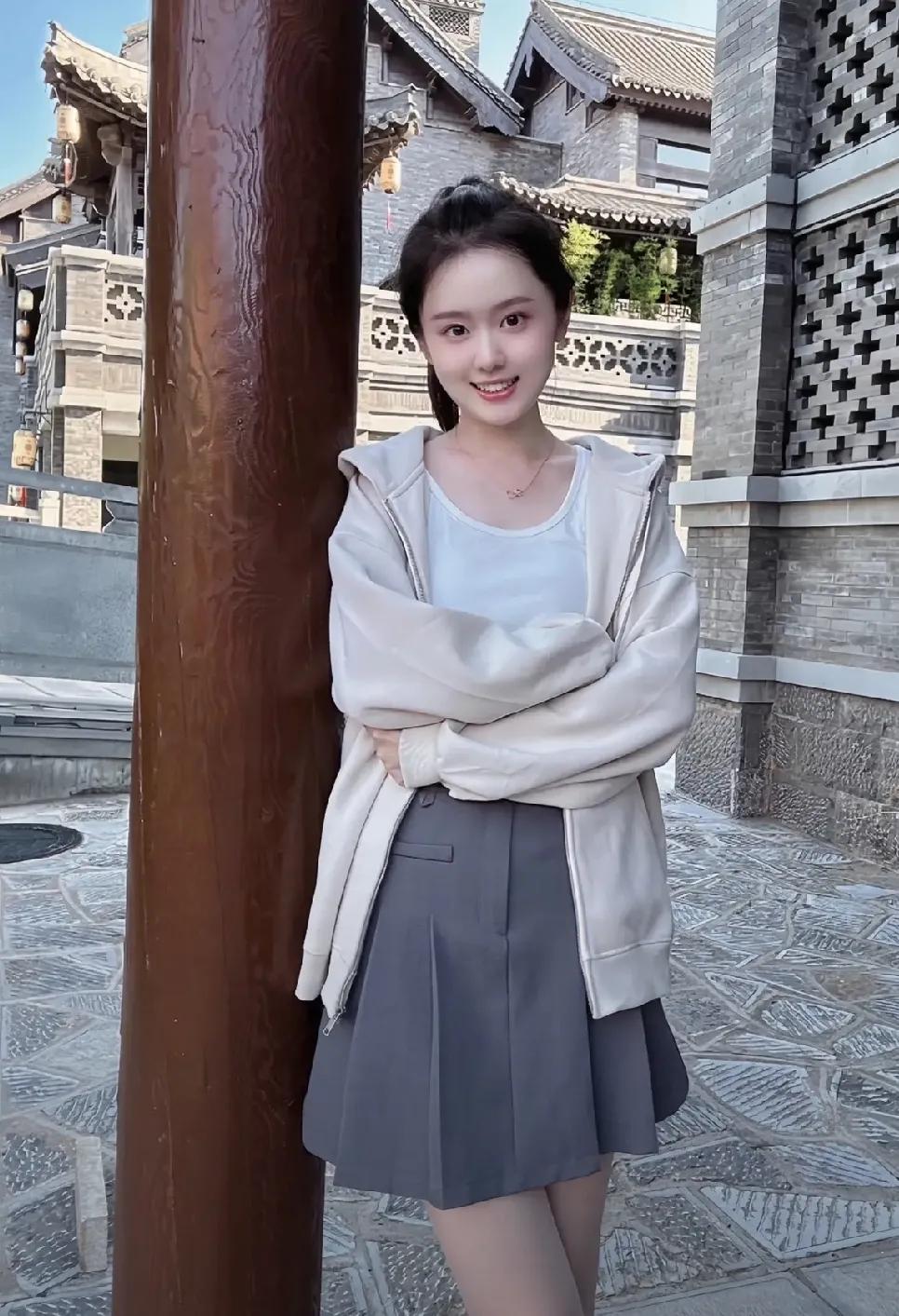 你的女儿，那个曾经蹒跚学步的小女孩，已经成长为一位独立、优秀的女性。30岁的她，