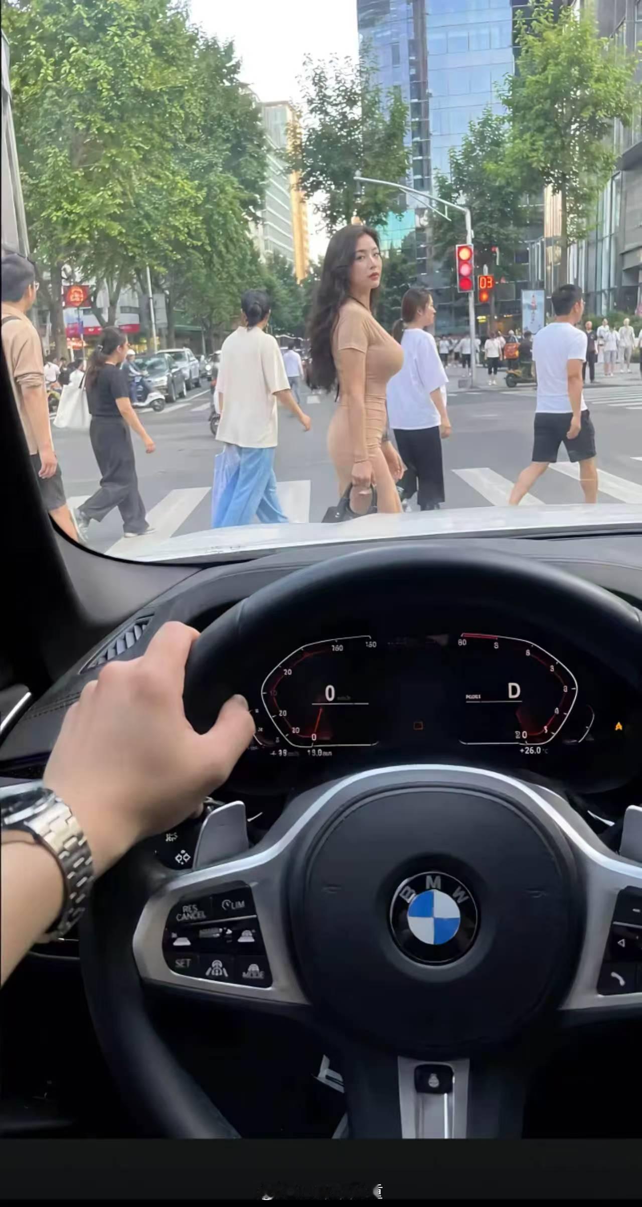 今天工作日，出行的人真不少啊…. 