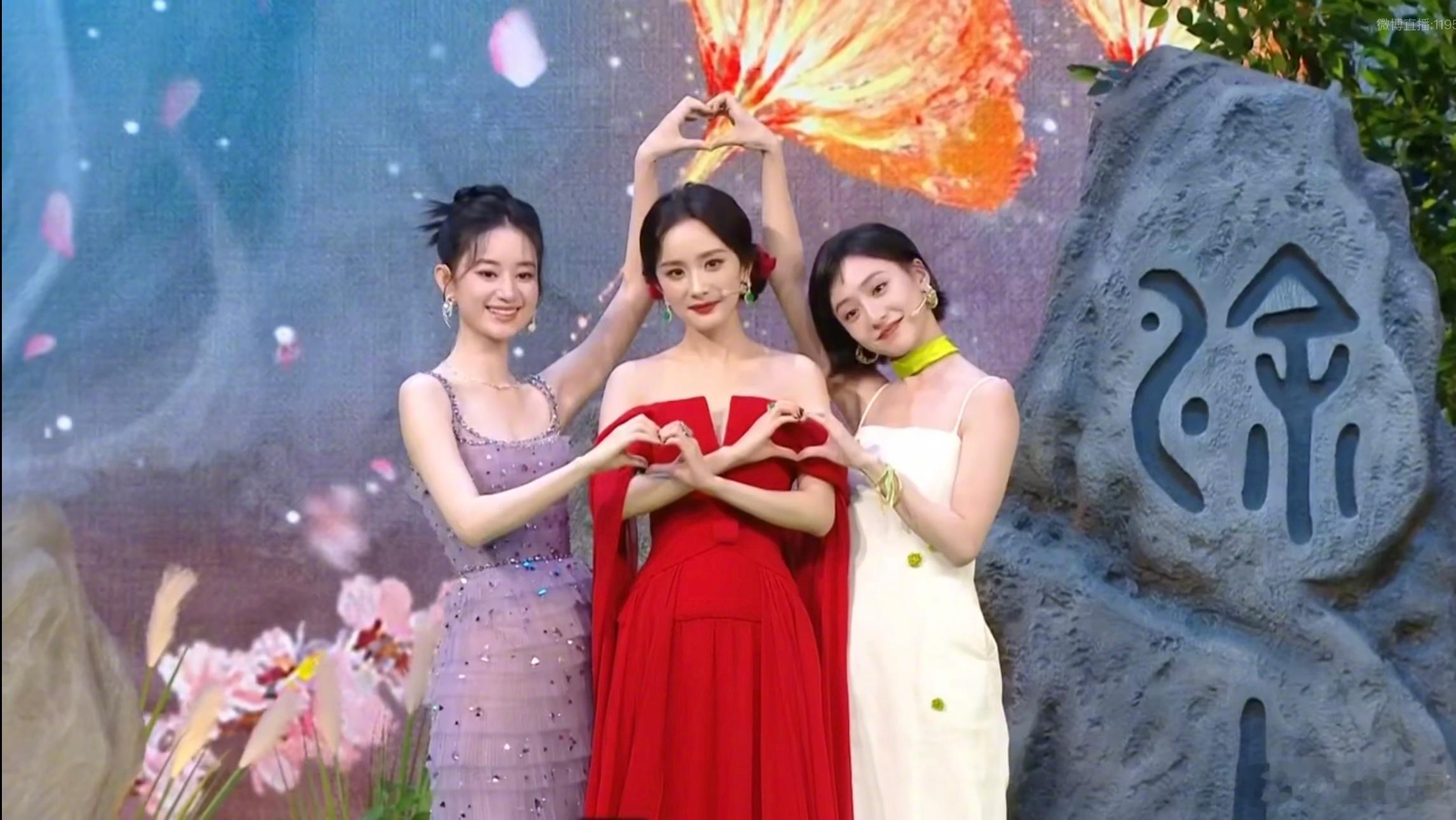 杨幂状态回升，这一堆土味拍照姿势[哈哈][哈哈]，涂山三姐妹真养眼，狐妖小红娘月