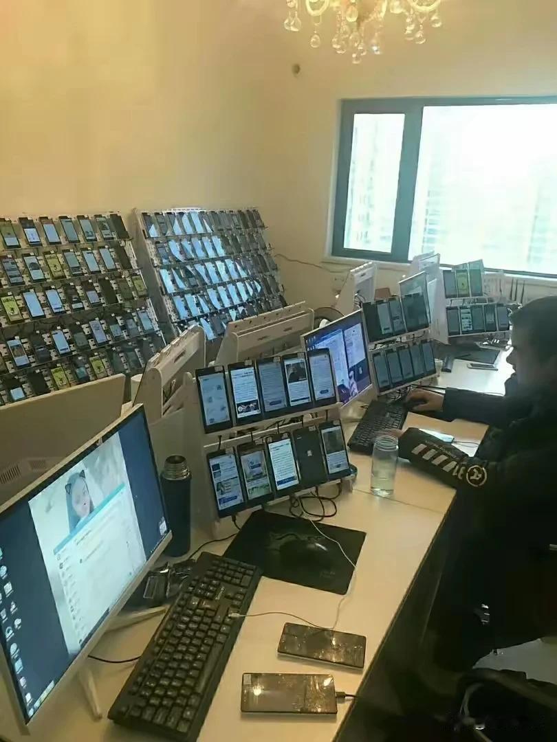 图片展示的是湾湾网军办公室，一名网军正在作业，看这规模、排场和装备，没有受过训练