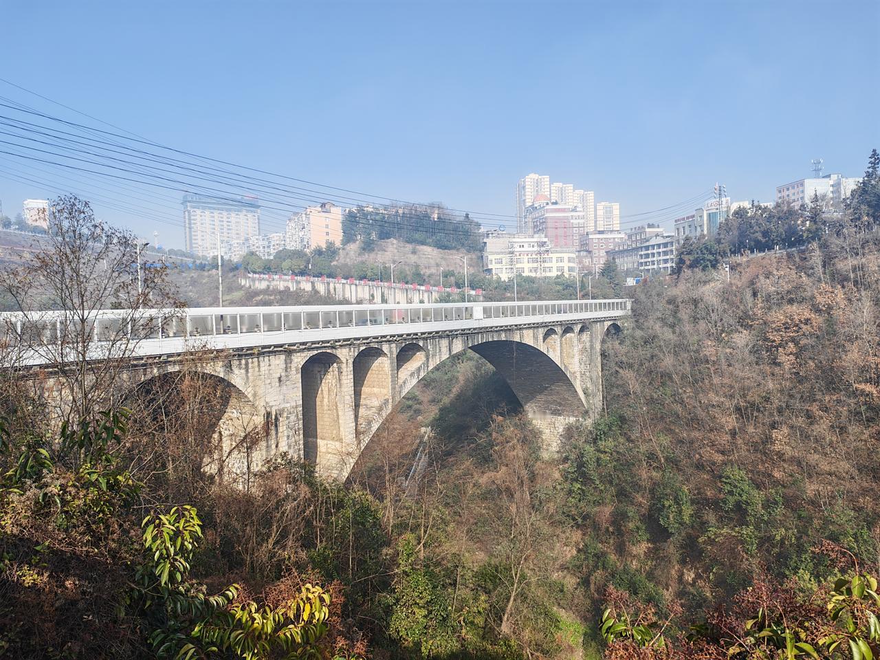 【镇雄县名原是“镇压群雄”之意】云南大学一位教授曾告诉笔者，镇雄之名源于峨通山下