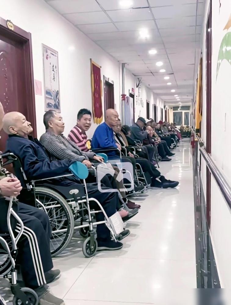 养老院里有些事，外人不一定知道。

我家老人前几年在一家养老院住过，我跟着跑了不