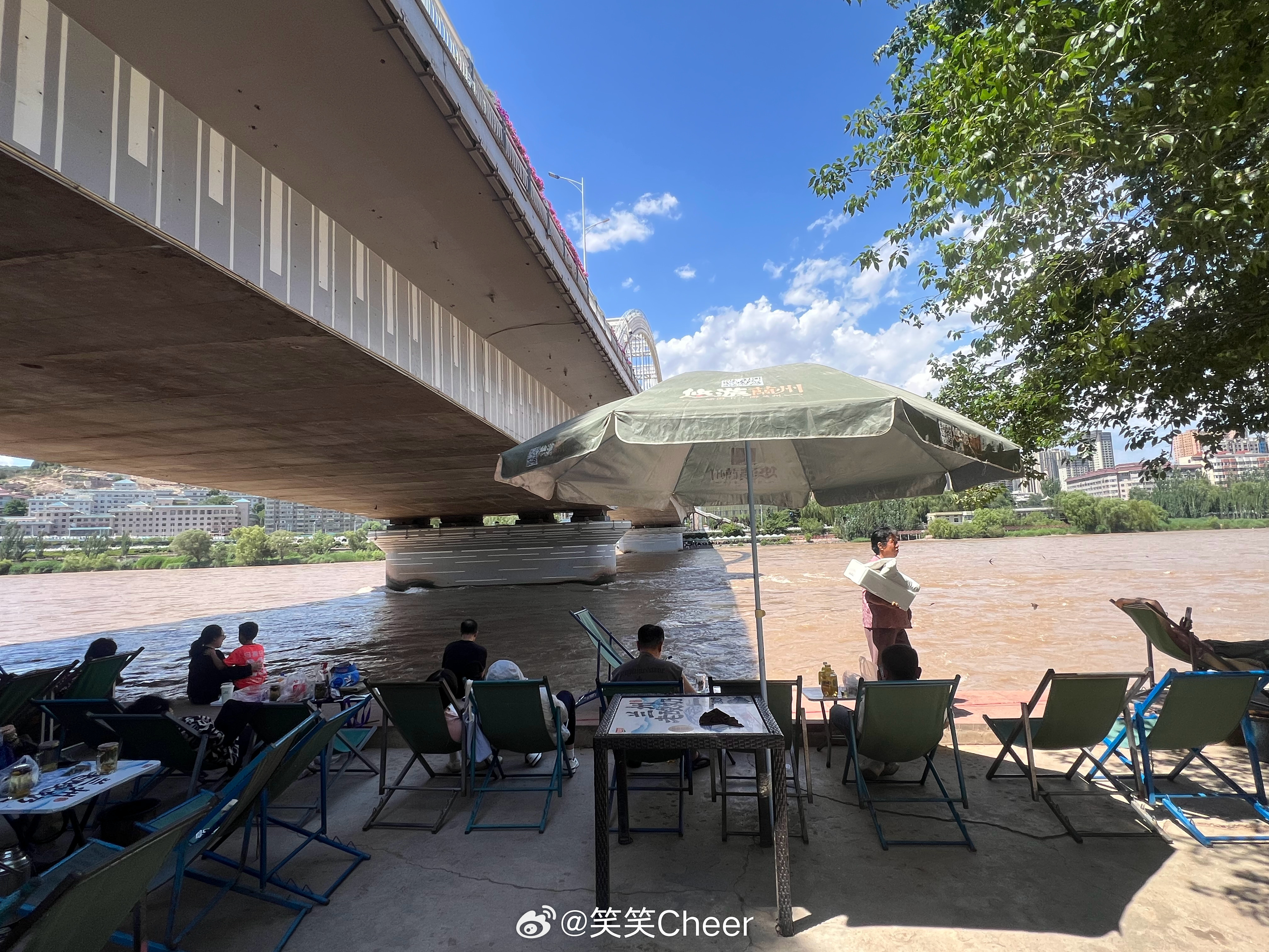 如果一个地方，明明拥有一条大河，而不知道保护它、陪伴它、依偎它，只知道填埋它、破