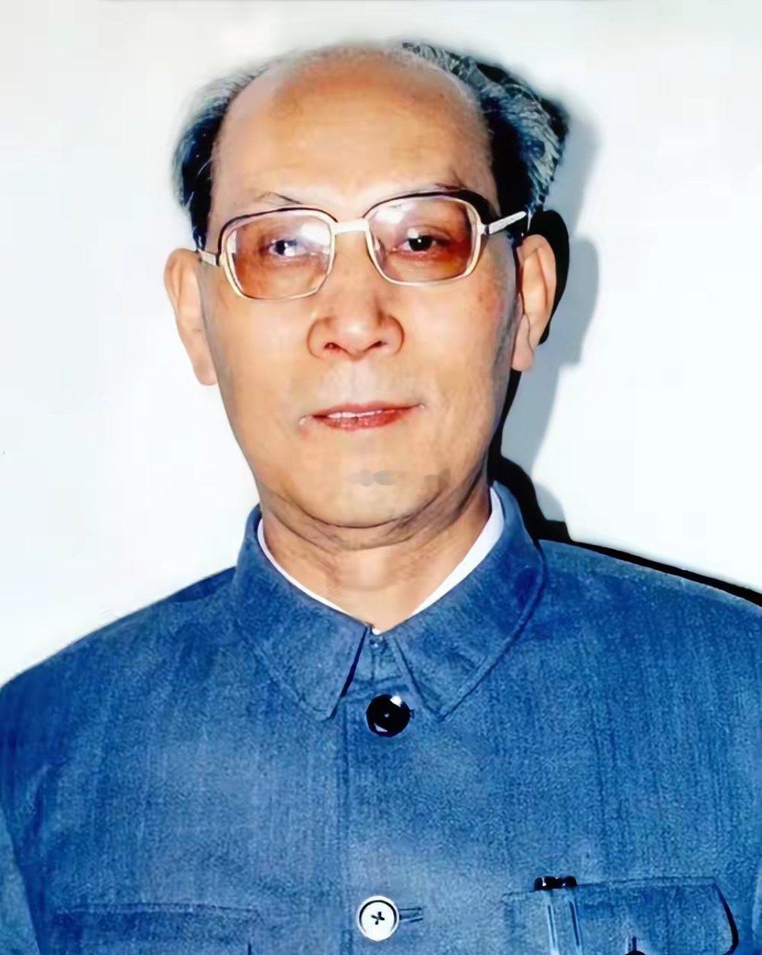 他就是王大任同志这位有着特殊经历的老干部，是王大任同志。他的履历刚好和你说的每一