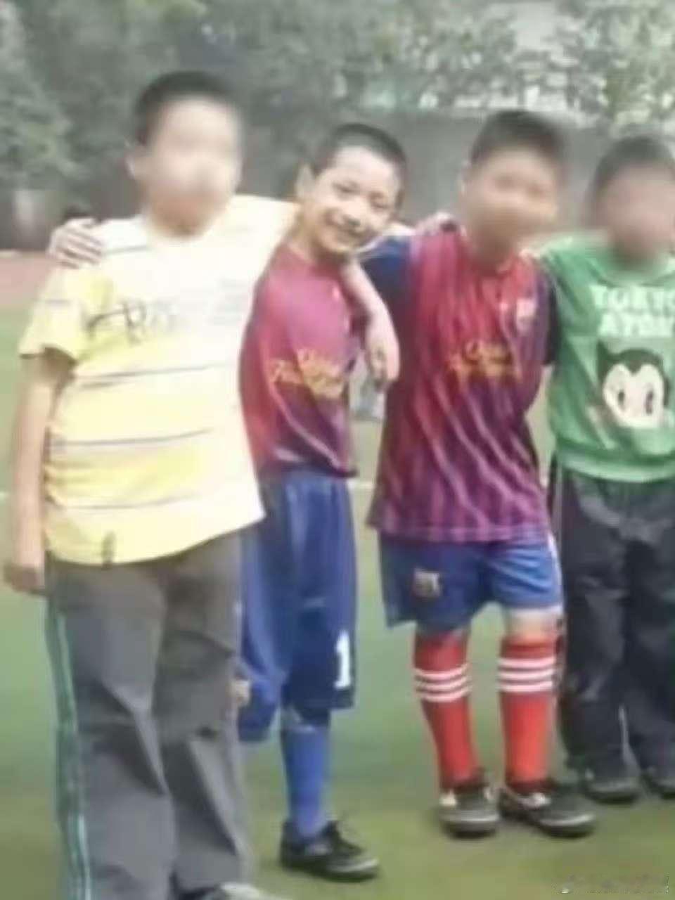 严浩翔小学旧照严浩翔小学生时期足球队照片严浩翔小学生时期足球队照片，萌娃，[心]