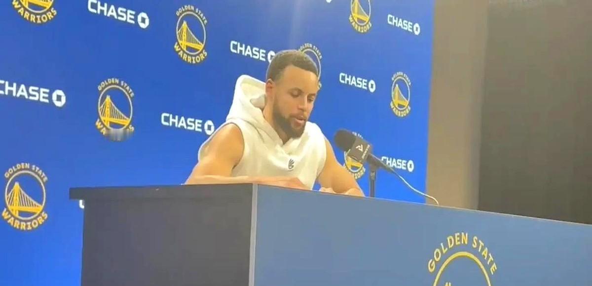 他季后赛三场拿2分，却有三枚总冠军戒指。
库里指着记分牌对帕特·斯潘塞说：“别担