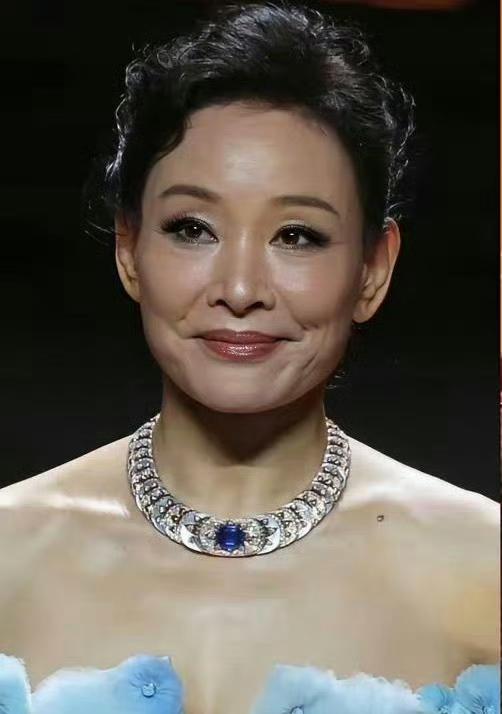 陈冲回国了，定居上海。

消息一出，网友第一反应不是"欢迎回来"，是"怎么这帮早