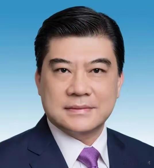 19岁，铁路工人。后来，商务厅厅长。
​这两个八竿子打不着的岗位，落在了同一个人