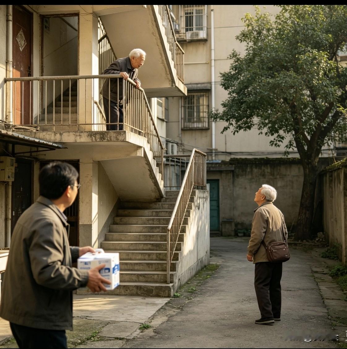 单位家属院，两位老同事背靠背住在二楼。91岁老人站在阳台，看见80多岁的老友出院