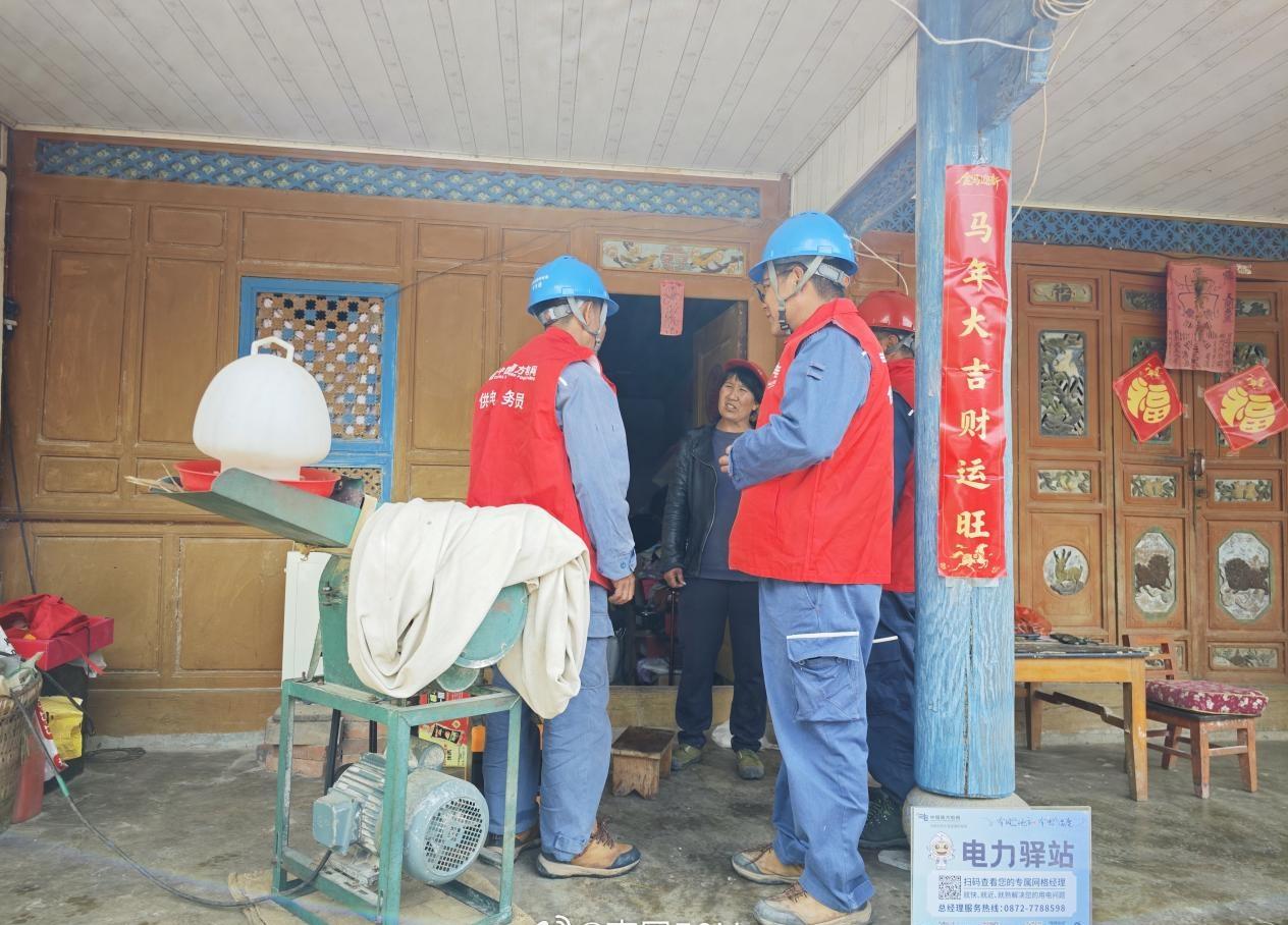 【极速保电暖人心 守住生命供氧线】近日，雷雨天气致使10千伏跃进瓦厂线故障停电。