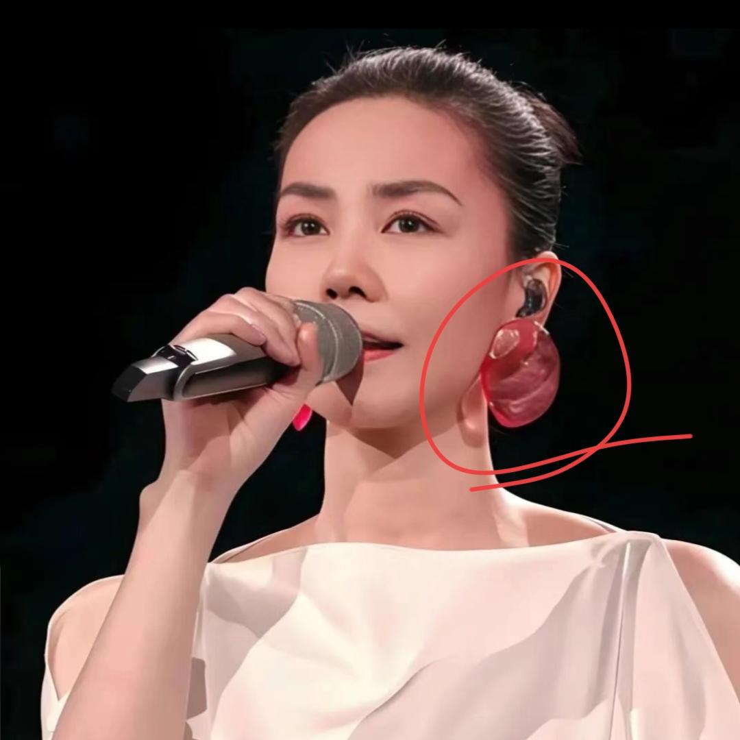 王菲连续6次参加春晚，我不惊讶！
王菲是春晚压轴选手，我也不惊讶！
令我惊讶的是