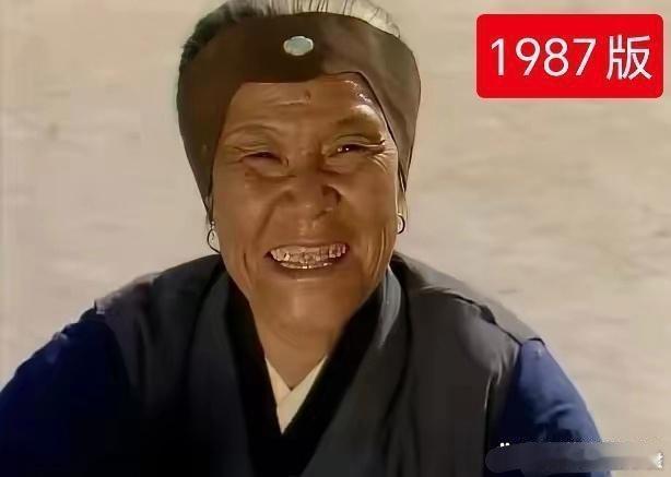 刘姥姥对比，新版刘姥姥感觉家里富得流油，不像穷人。 