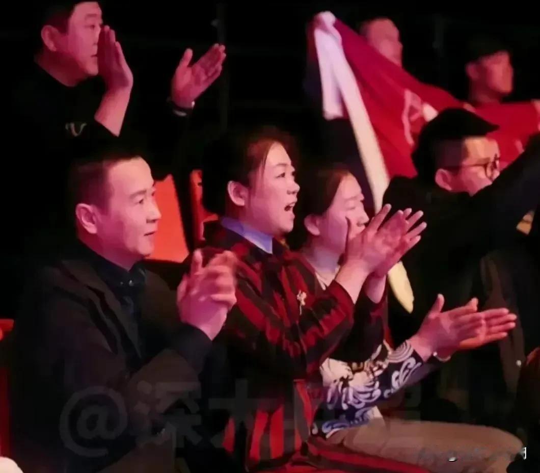 孙颖莎比赛现场父母在看台下。
莎宝曾表示，父母很少在现场看她比赛:
主要是父母在