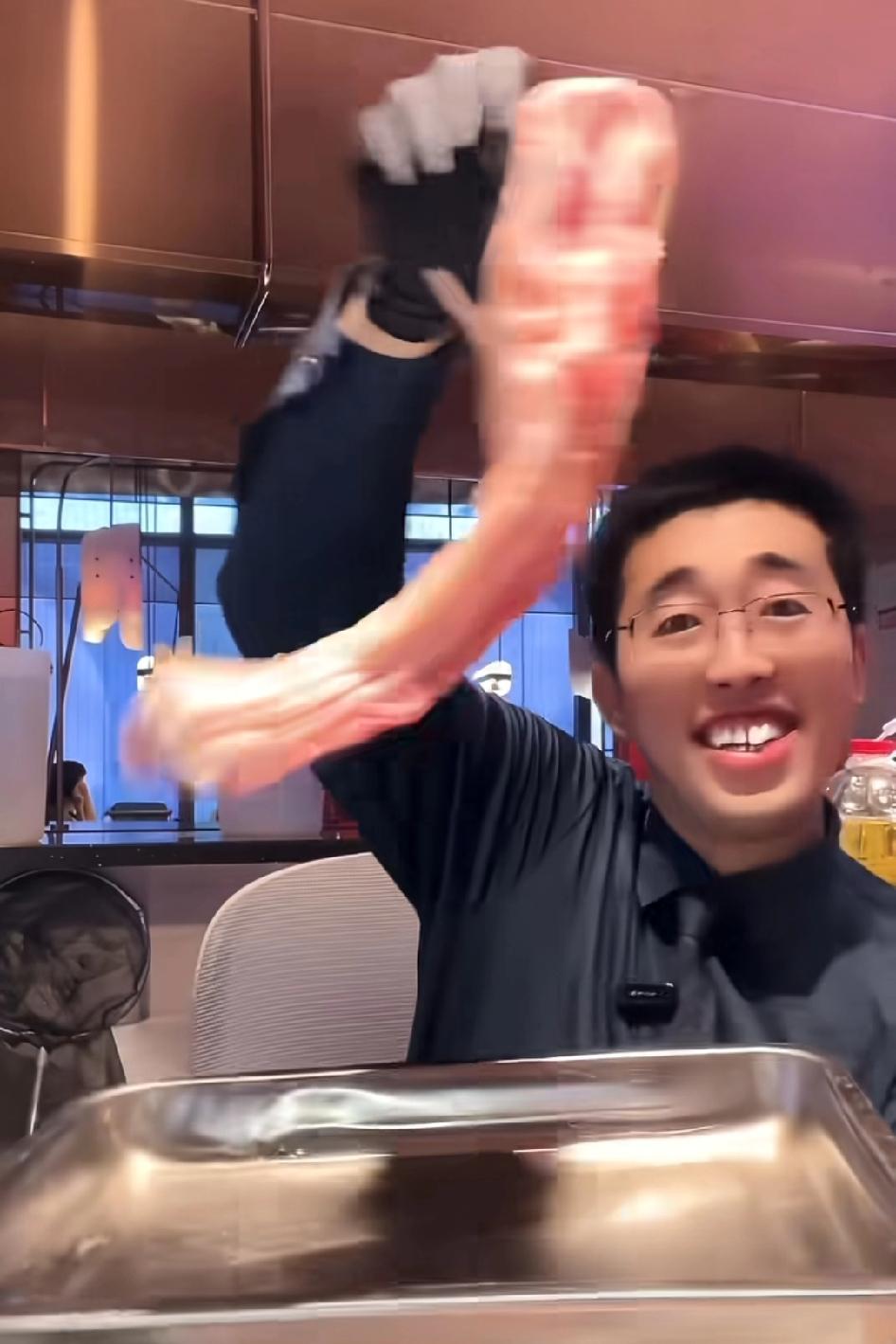 麻六记小井为了证明食材新鲜，拿起整块新鲜的猪肉甩起舞来
洋洋，安总，那些都是张兰