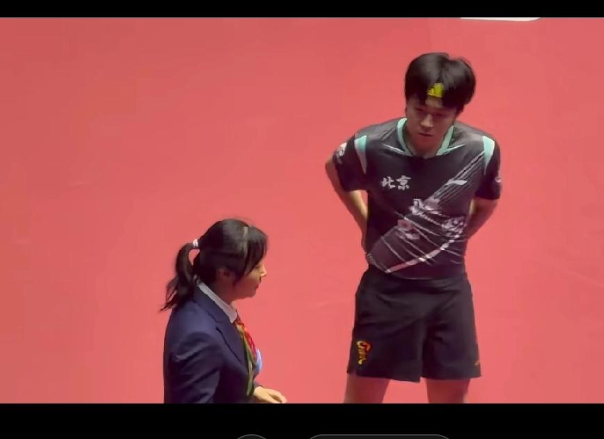 昨晚王楚钦4：1战胜对手魏世皓。
赛后采访非常肯定了对手的实力，
然后还有记者又