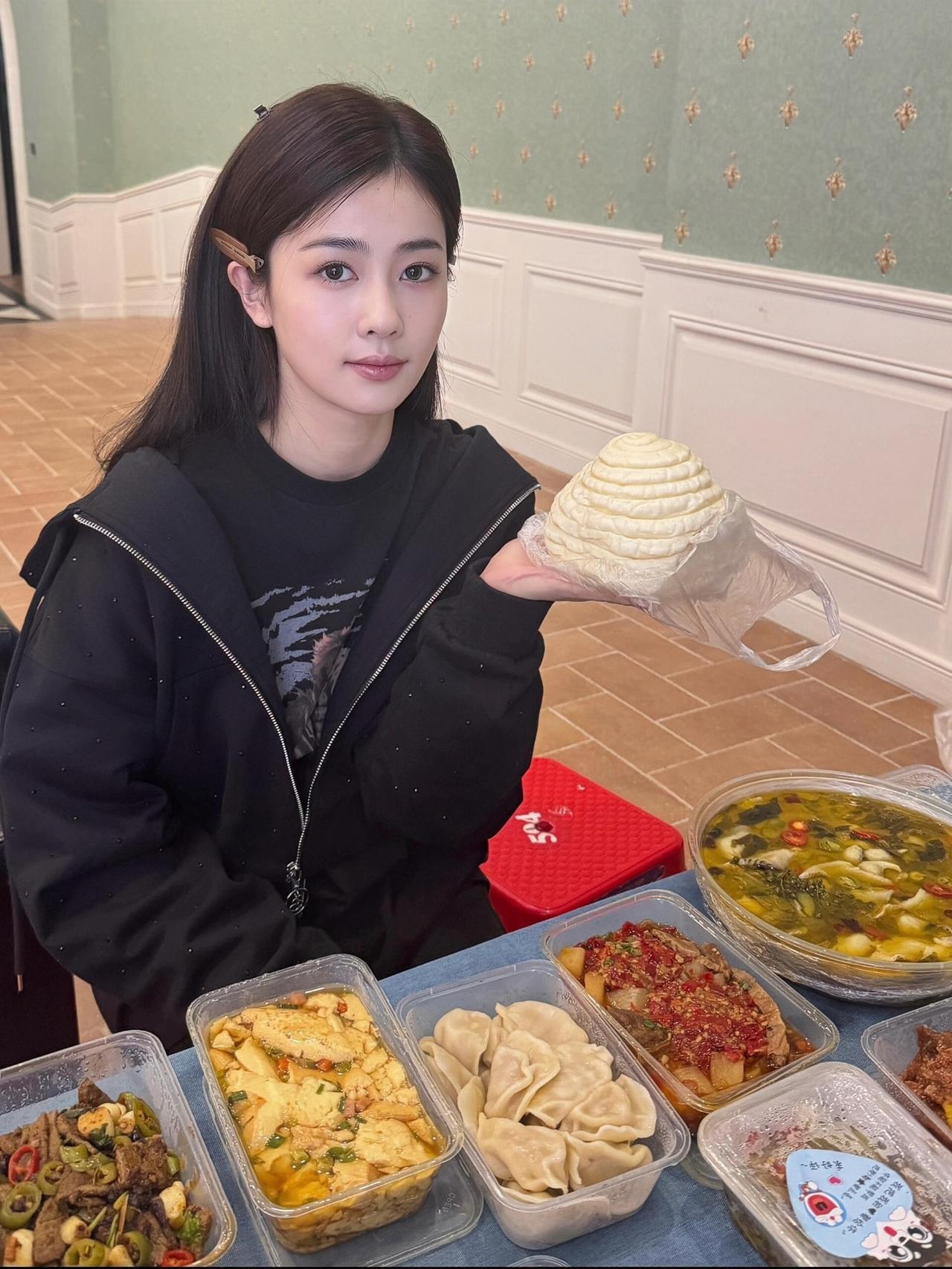 8月4日，白鹿晒日常午餐，有饺子、菜微辣，还有水果拼盒，自律的营养搭配。

白鹿