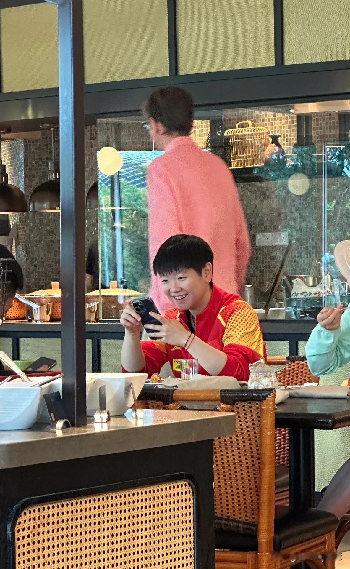新加坡费尔蒙酒店偶遇孙颖莎，一边玩着手机一边笑，像个小仓鼠好可爱～大概是除了训练