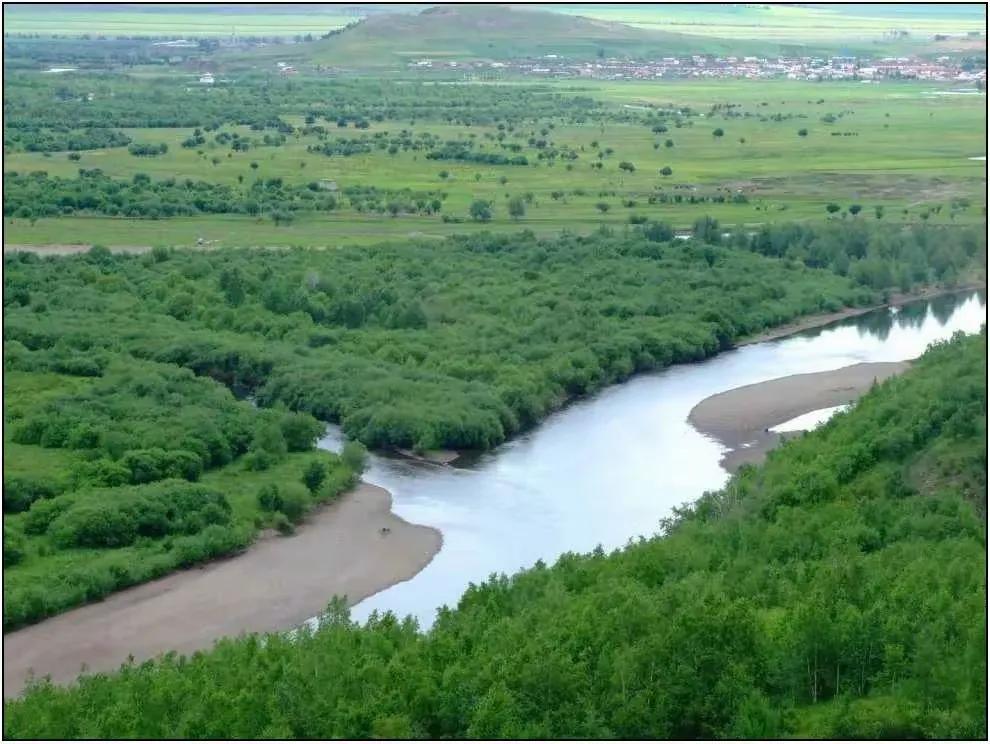 踏上青春草原，仿佛步入了一个梦幻的世界。一眼望去，无边无际的绿色在大地上铺展开来