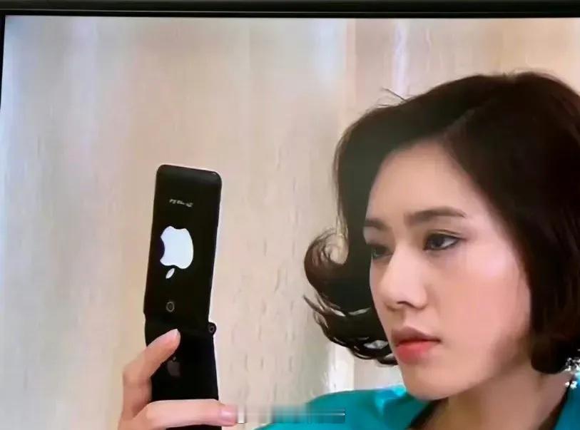 以前看《回家的诱惑》居然没发现，品如用的是山寨🍎手机，富二代洪世贤家里的吊灯蜡