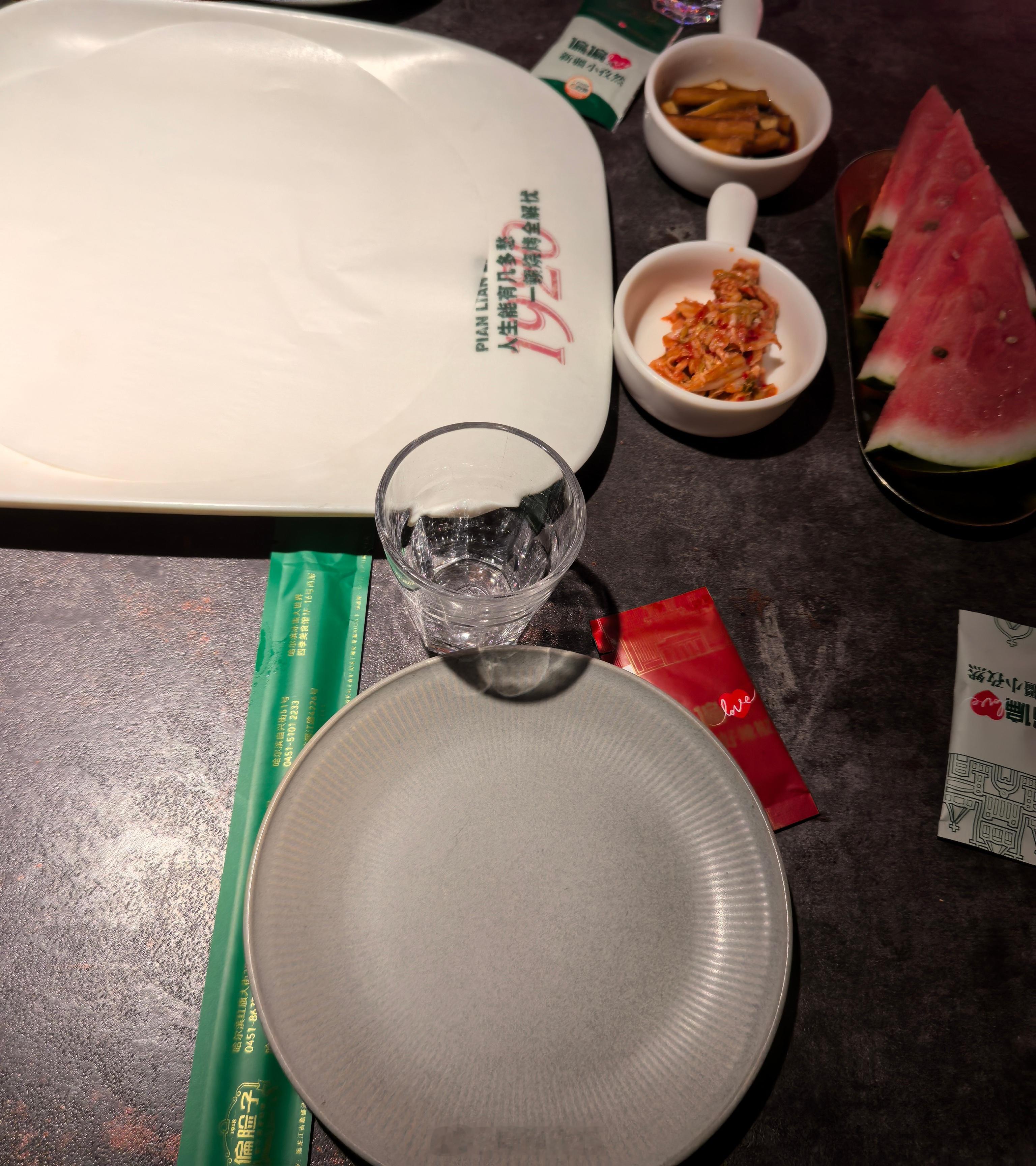 今晚在哈尔滨的烧烤是直接照着必吃榜挑了一家，这家不用自己动手烤，懒人表示太合我心