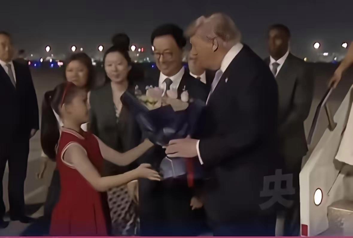 在迎接仪式中，最令我感动的不是整齐划一的仪仗队，也不是现场热情的欢迎人群，而是那