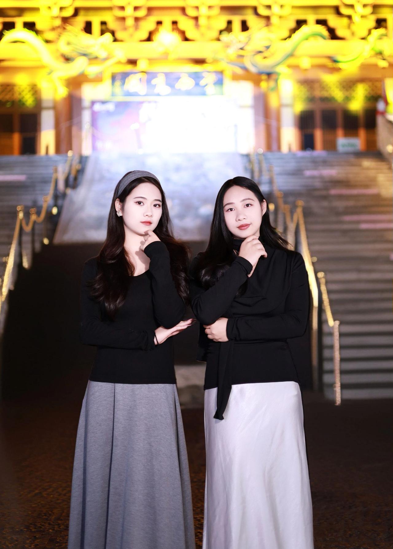 偶遇古镇，随拍几张。闺蜜拍照姿势 时代姐妹花 姐妹装 闺蜜照