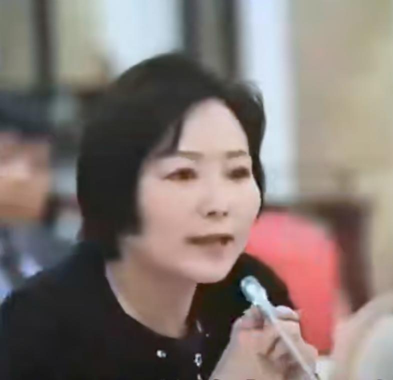 中国最富有的“包租婆”是谁？龙湖集团的女掌门吴亚军。这位手握7.9万套房，光一牟