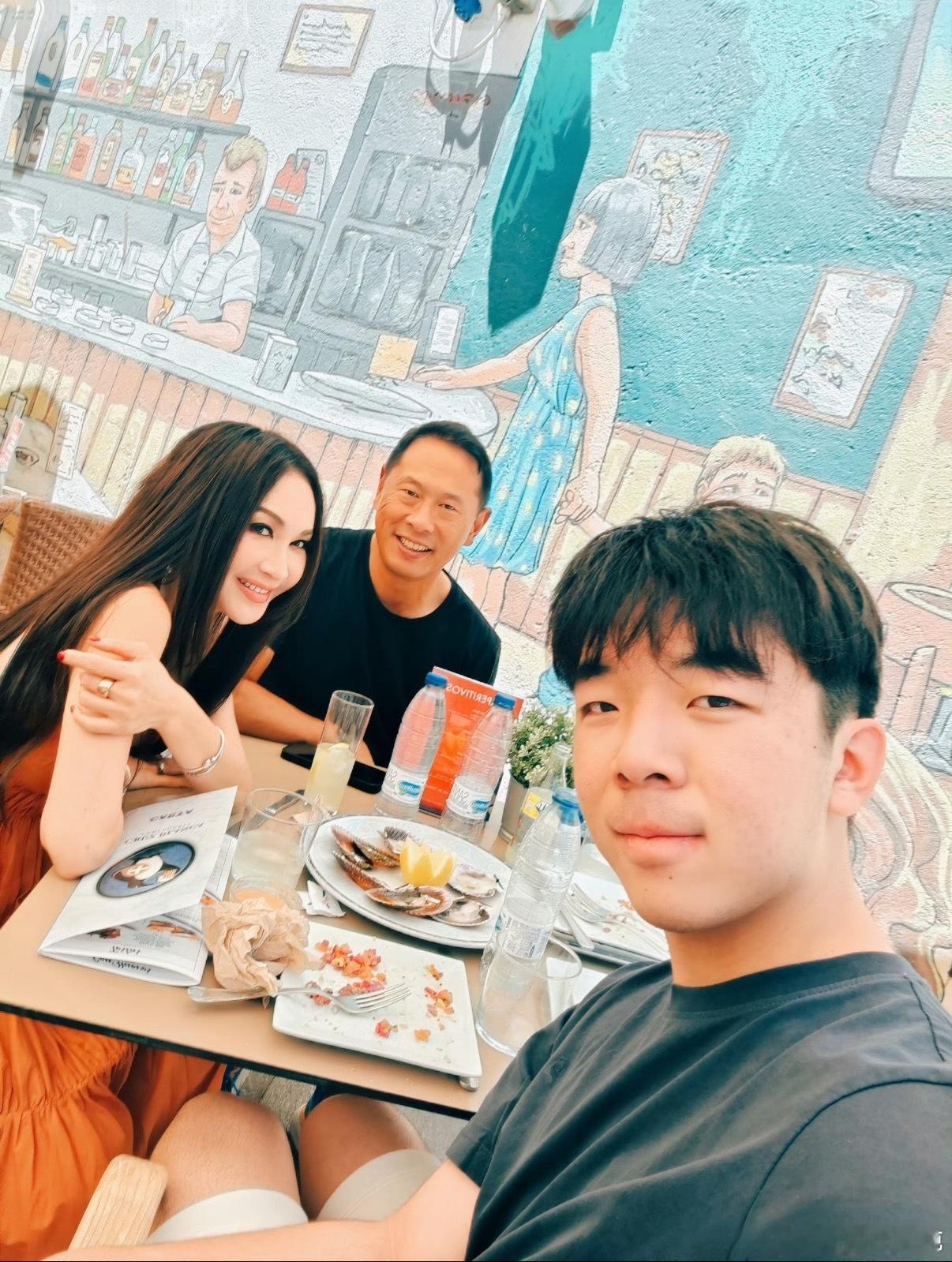 温碧霞夫妇去美国看儿子 儿子变帅了