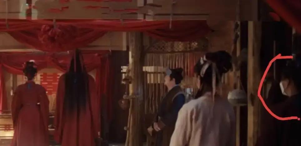 古装剧里骑电动车，戴口罩的群演。

最近《逐玉》的观众，简直是用显微镜在追剧。