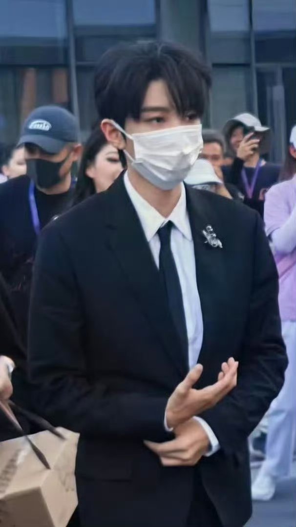 王俊凯上合组织国家电影节上班图 ​​​