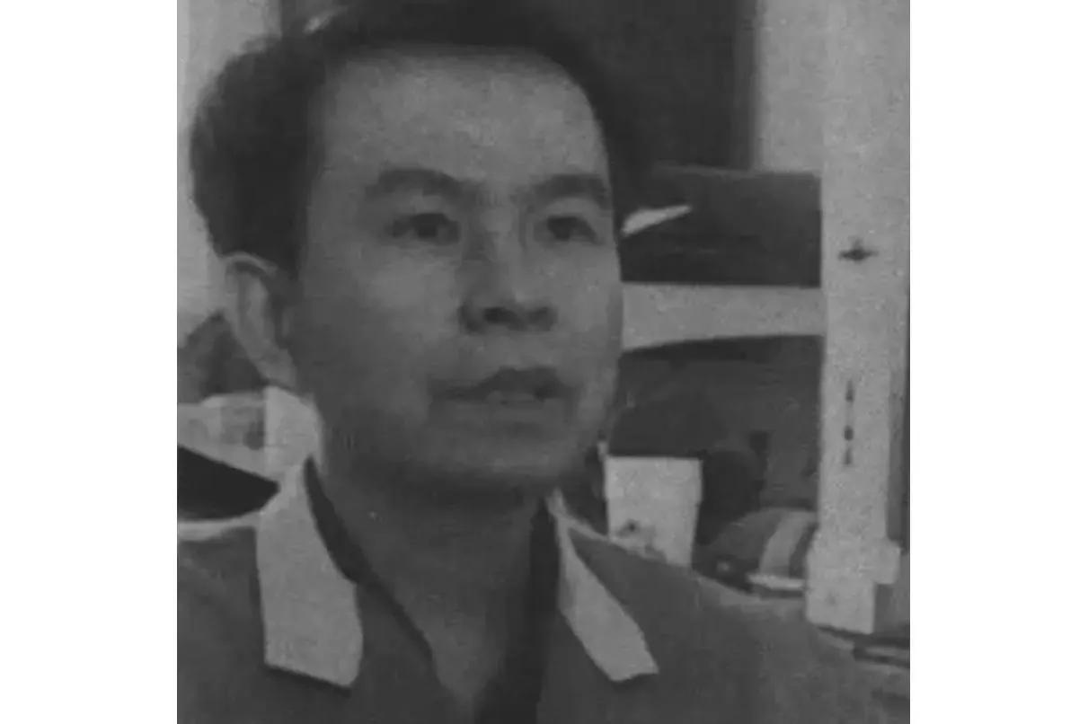 1992年4月18日，浙大的高材生李洪涛因制作假币被警察抓捕归案，然而他却趁警方