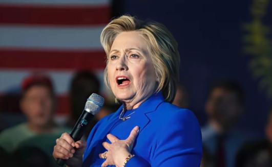 希拉里再次出手了？
 
令人没有想到的是，希拉里近日表示，特朗普暗中支持俄罗斯，