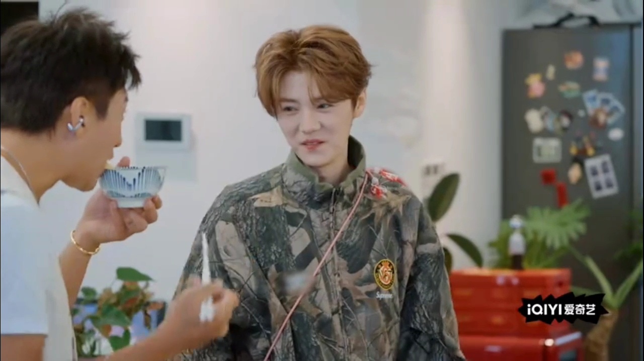 鹿晗五哈这期好活泼哈哈哈哈哈 这期鹿晗可算彻底放开了，话多了，笑容也甜了，不像之