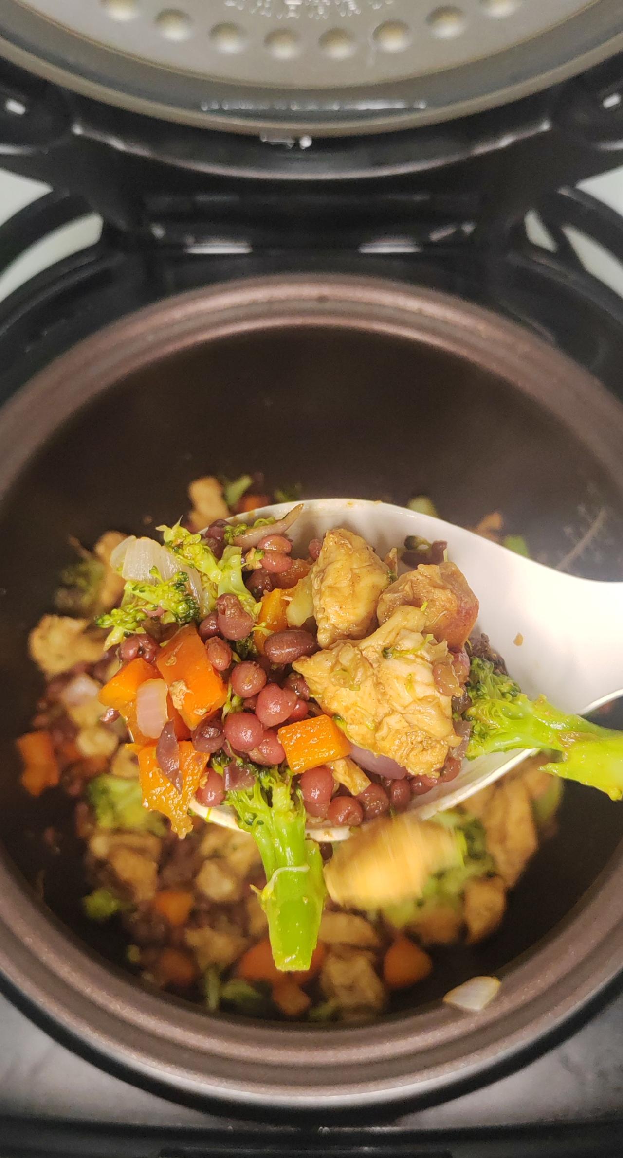 🍚电饭锅低卡减脂焖饭，懒人必备！早就想试试用电饭煲做减脂餐了，今天终于安排上鸡