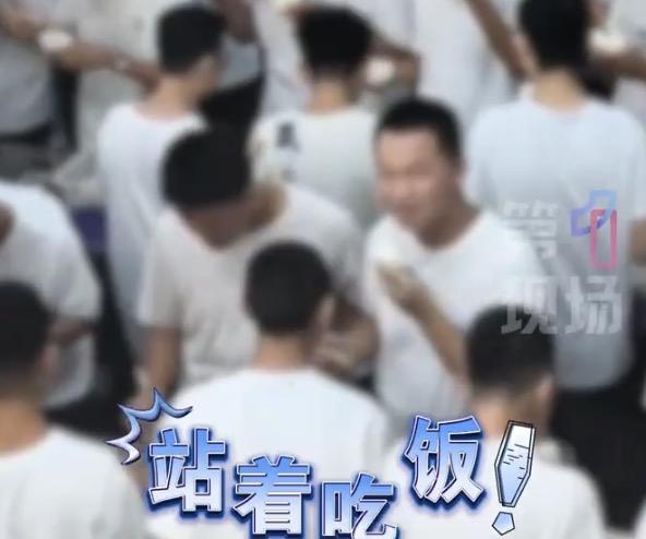 中学食堂没有座椅，学生只能站着吃饭，而学校却说这是一种传统，还强调食堂是省级优质