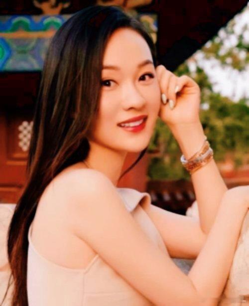 论人生圆满，没人比得上霍思燕，妥妥活成所有人向往的模样。年轻时颜值演技双在线，凭