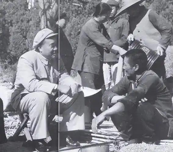 朱德在1960年回乡时路过一所幼儿园，看到门上的五个字后很不满意。他摇头对当地县