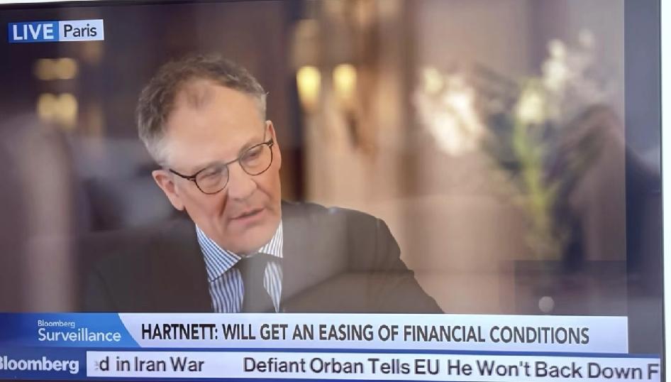 现在市场盯着三个问题：油价、美股、黄金。专家说油价现在稳是因为有低价油补着，后续