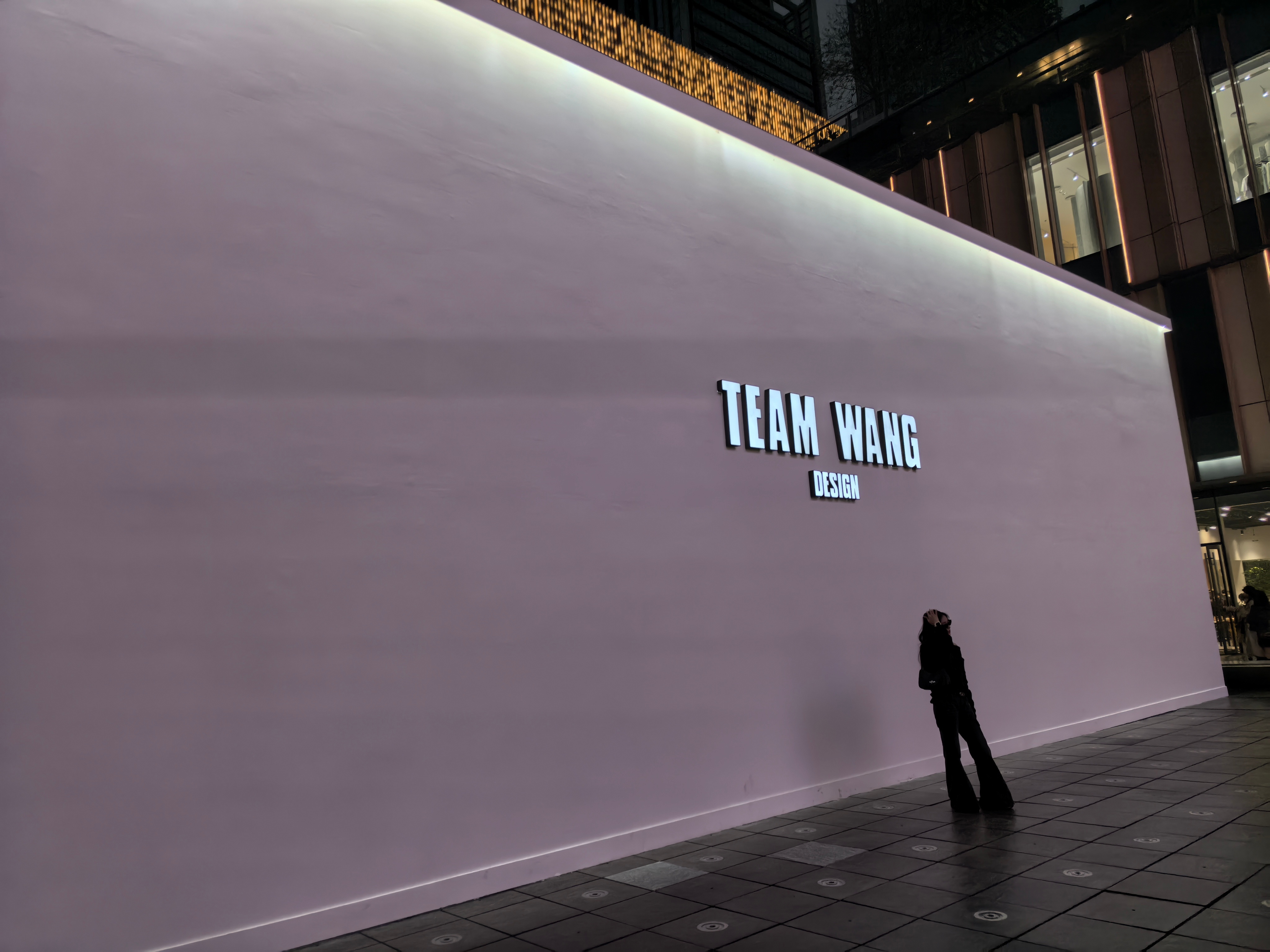 作为王嘉尔的粉丝，一定要来 TEAM WANG 打卡。大家都叫我吴嘉尔，我就害羞