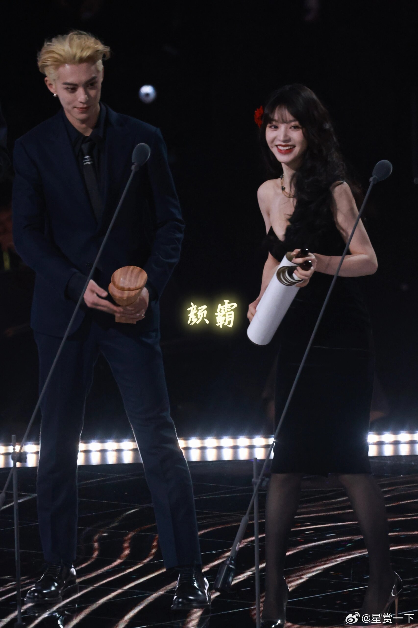 #田曦薇上台这段# 大爱小田[彩虹屁]，王鹤棣的眼神不对劲[笑cry] ​​​