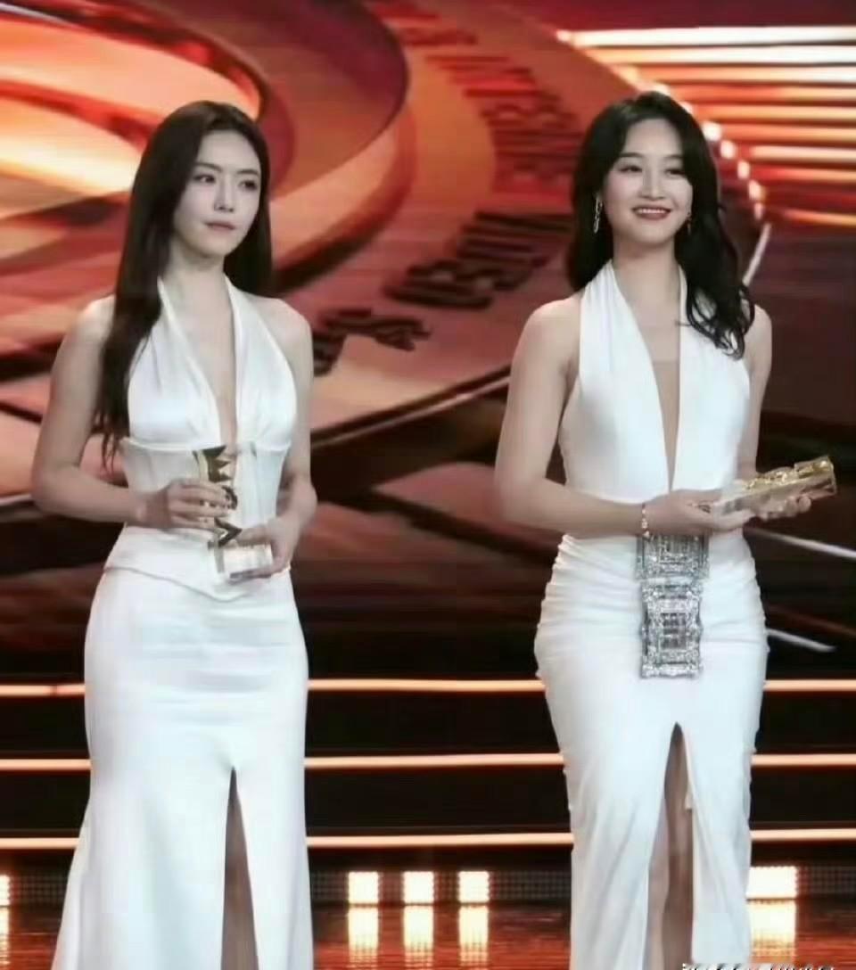 撞衫不撞运，蓝盈莹笑得坦荡，蔡文静修图较真。
一件白裙子，俩人穿出两种活法。
一