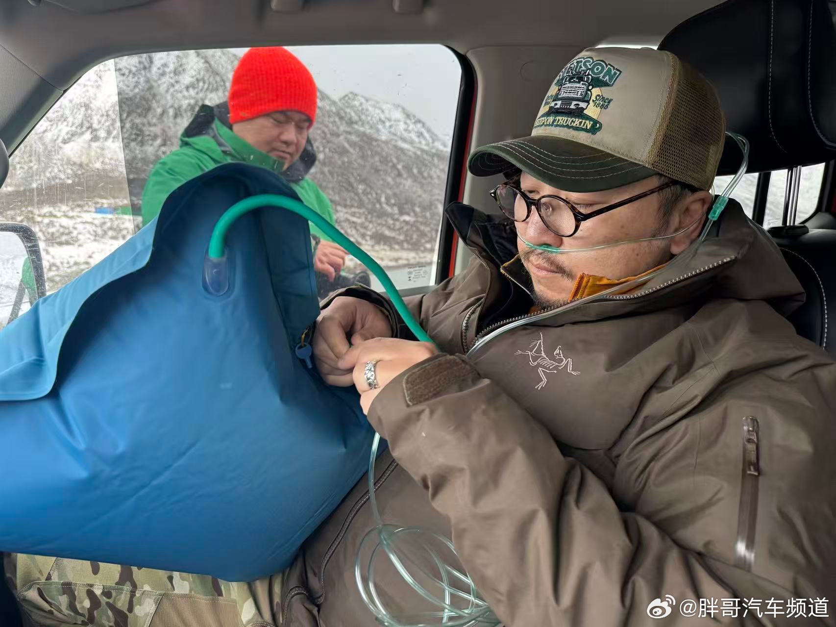 胖哥汽车频道 想起前几天网友们的一个讨论，说是在北京的朋友，是不是冬天标配黑色羽