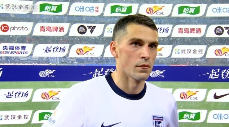 中超第2轮，武汉三镇主场4-1大胜大连英博，拿下赛季首胜。绍尔、贝维斯双双传射建