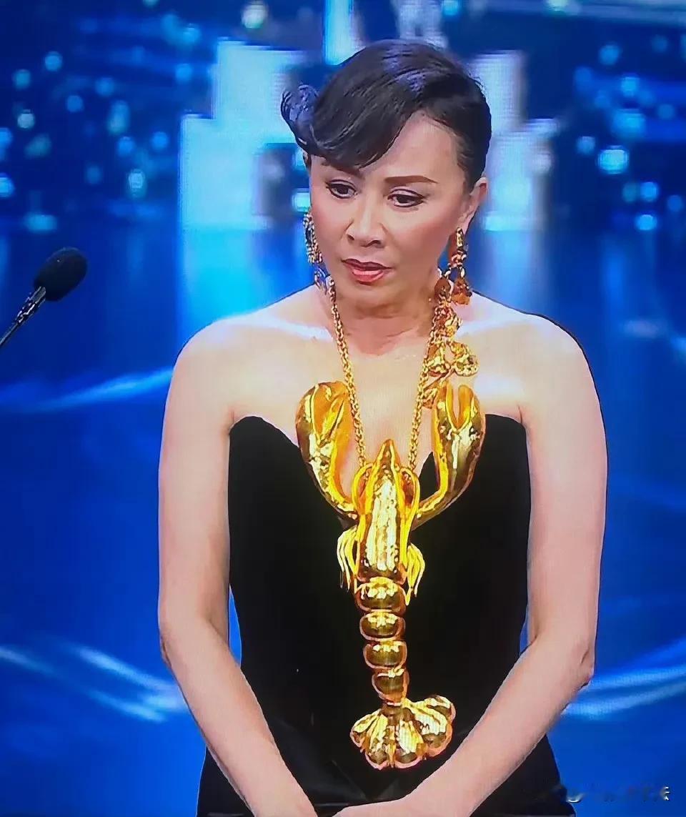 刘嘉玲龙虾造型引发热议，你以为她是标新立异，其实这只是Schiparelli 2