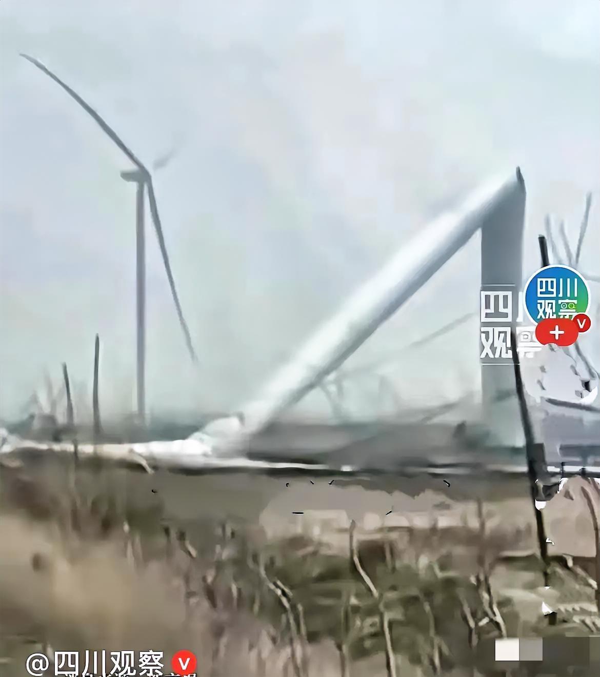 近日，辽宁铁岭夜里刮起7-8级大风，本该靠风发电的风力发电机，居然直接被风吹断塔