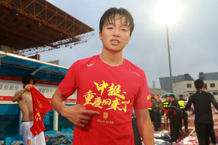 #中国男足vs库拉索# 据重庆媒体华龙网报道，李镇全成为重庆铜梁龙队史首位国脚，