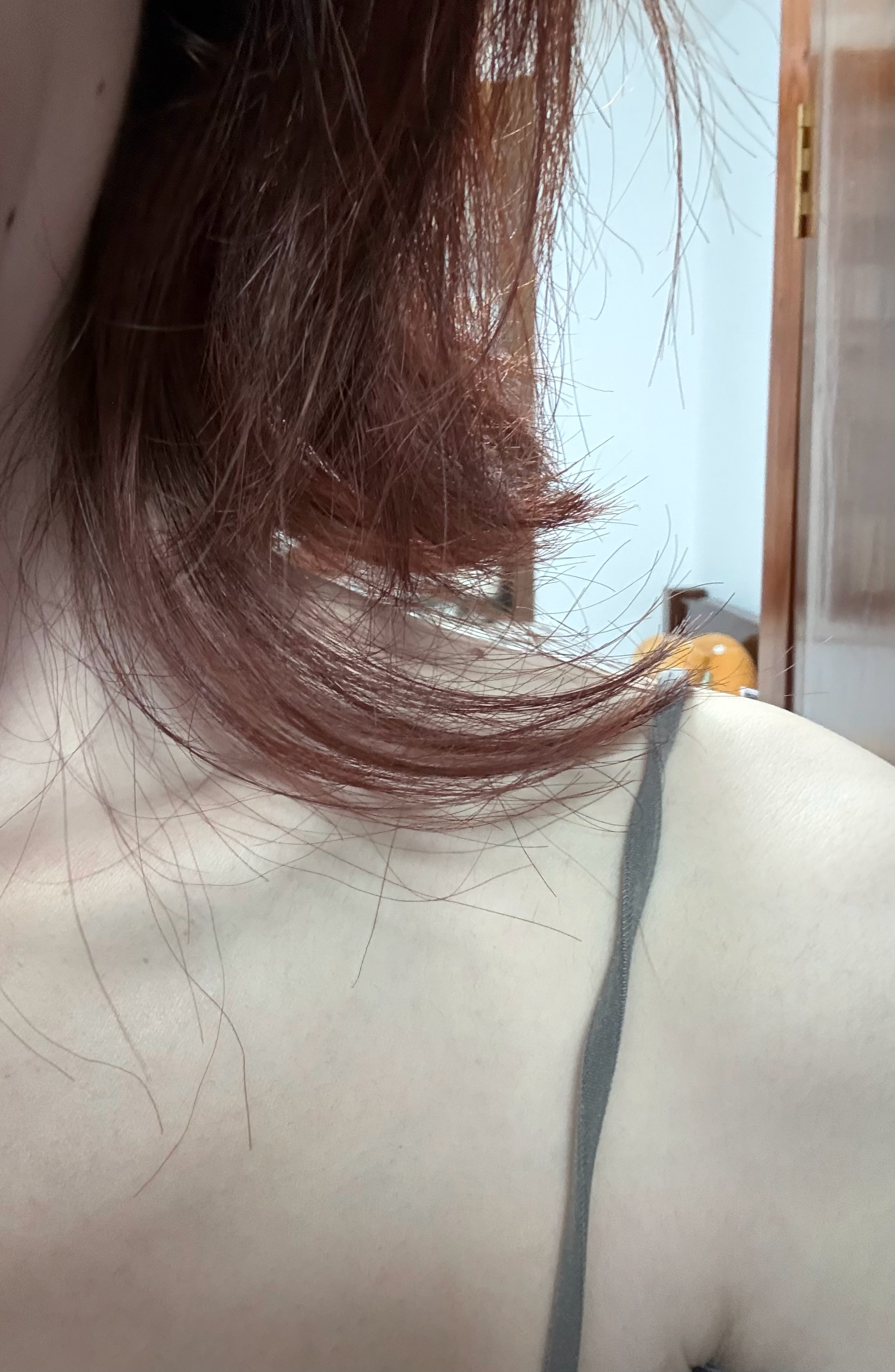 喜欢头发打卷儿。 