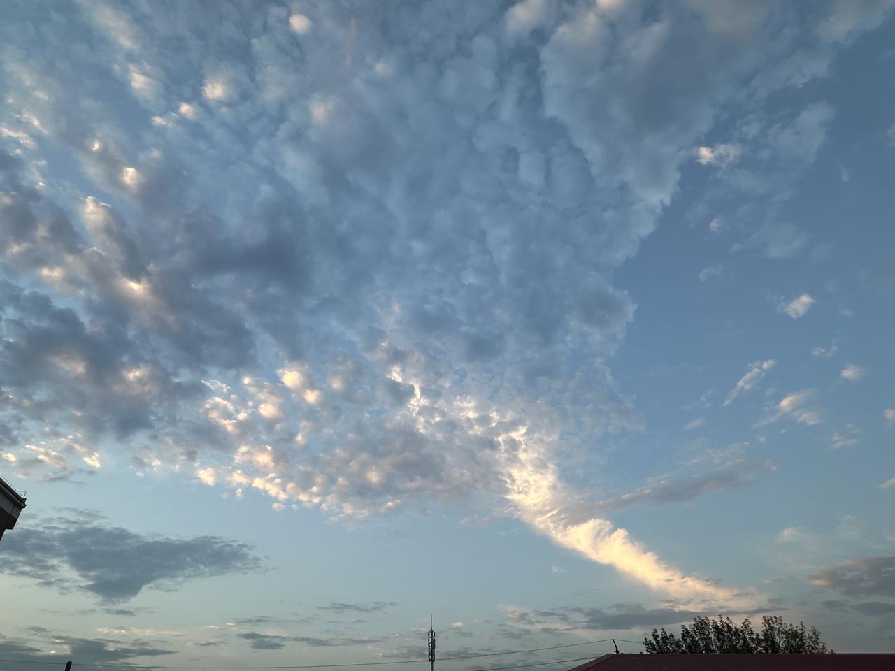 分享相册里最美的一张天空照天津滨海新区2026年8月18日早晨天空出现的奇云如此