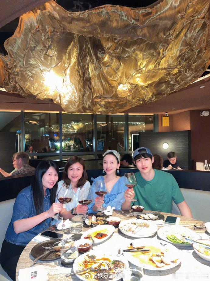 金莎00年的弟弟05年的酒金莎带老公见马来西亚闺蜜 金莎马来西亚闺蜜局热闹开席，