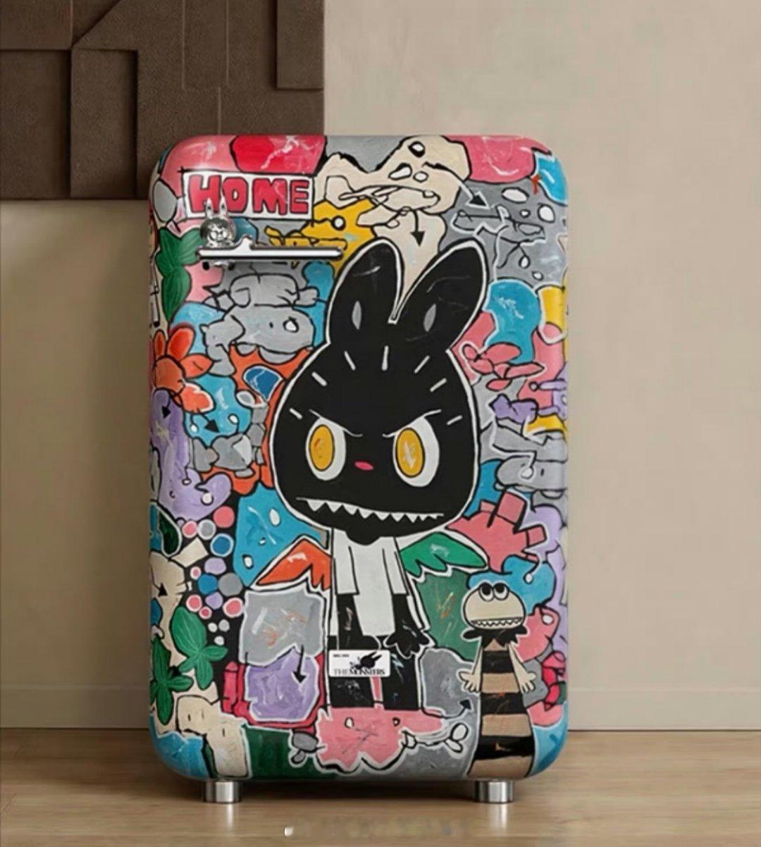 labubu冰箱溢价3000元绝了，一个小冰箱加上labubu已经5999 了还